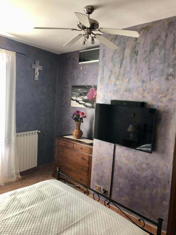 Dettaglio camera con TV e arredo in legno della Torre degli Alessandri