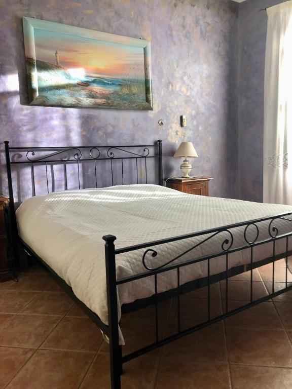 Letto matrimoniale con luce naturale nella camera della Torre degli Alessandri